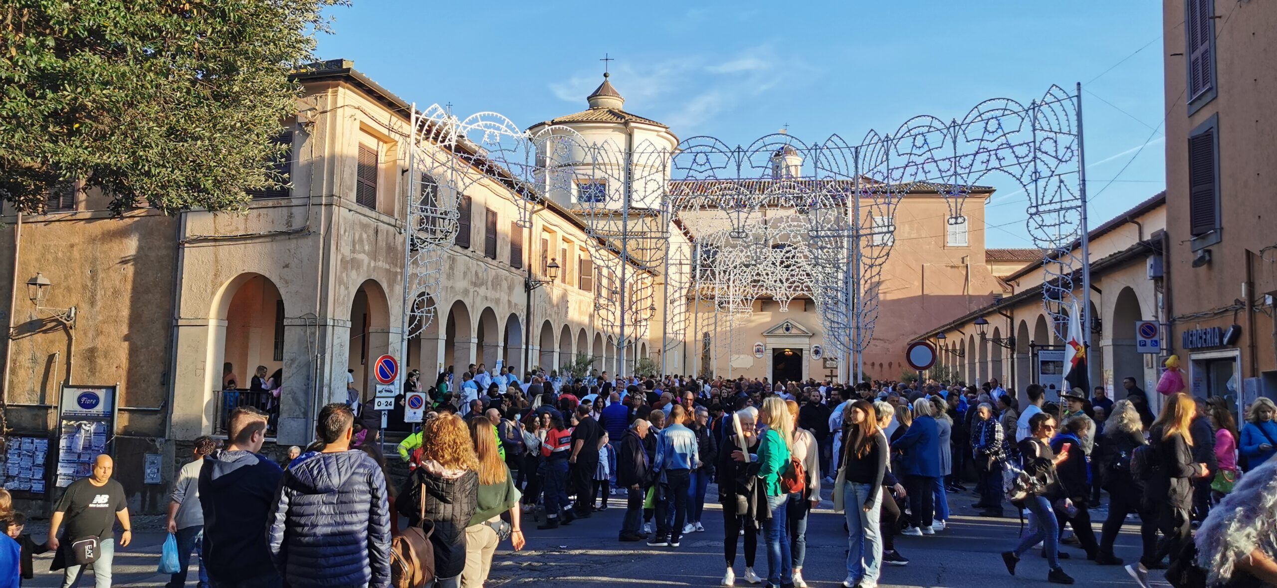 Fedeli in attesa dell'uscita della Madonna delle Grazie