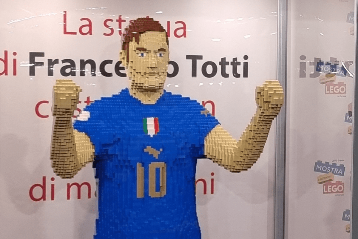 Francesco Totti fatto di Lego