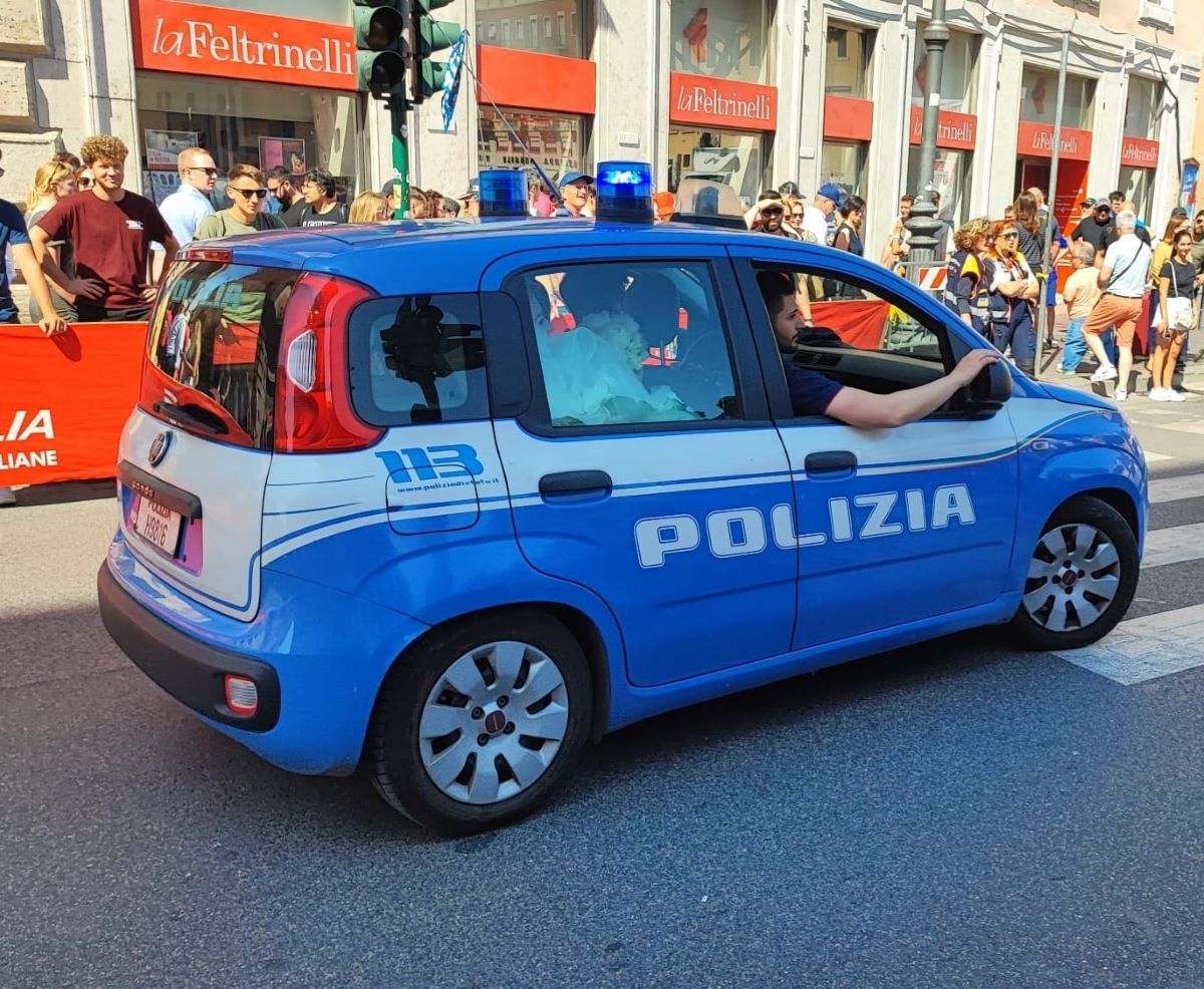 Sposa bloccata nel traffico a Roma a causa del giro d’Italia