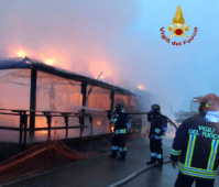 Incendio Latina, intervento dei Vigili del Fuoco