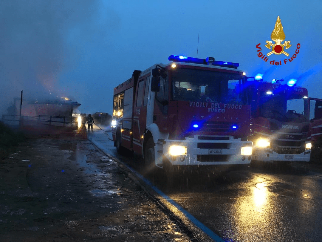 Incendio a Latina, camion dei Vigili del Fuoco