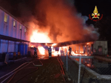 Incendio in un'azienda sulla Nettunense questa notte