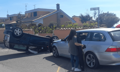 Terribile incidente questo pomeriggio ad Ardea nell'incrocio di via Modena con via Pisa: scontro tra 2 auto, una si ribalta