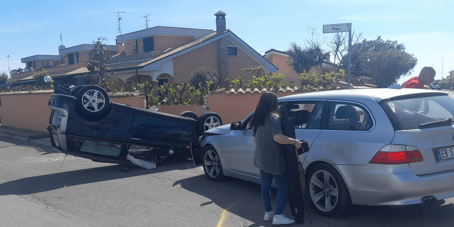 Terribile incidente questo pomeriggio ad Ardea nell'incrocio di via Modena con via Pisa: scontro tra 2 auto, una si ribalta