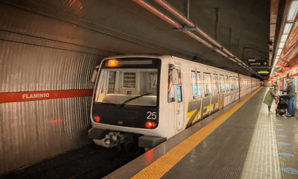 Metro A, crolla un pannello del controsoffitto: sospeso un operatore Atac