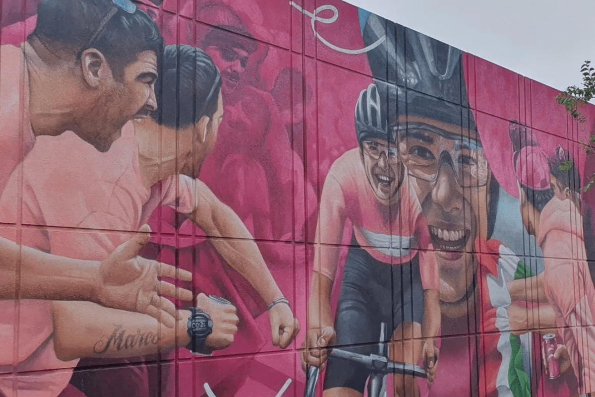 Murales del Giro d'Italia a Roma sulla stazione Marconi