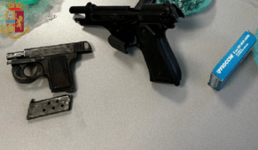 pistola e droga trovate dalla polizia