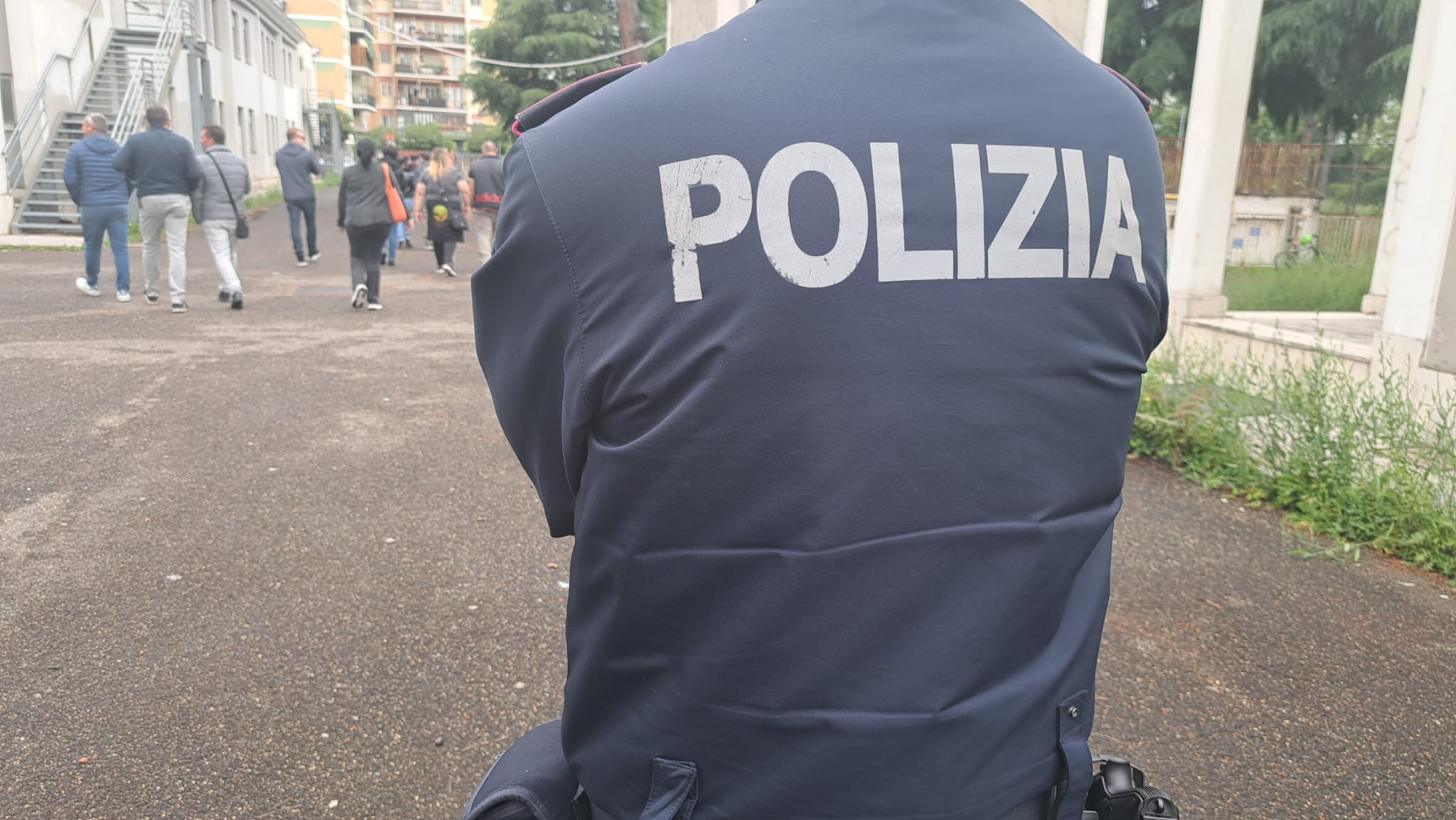 poliziotti pestano 3 16enni chiuse indagini