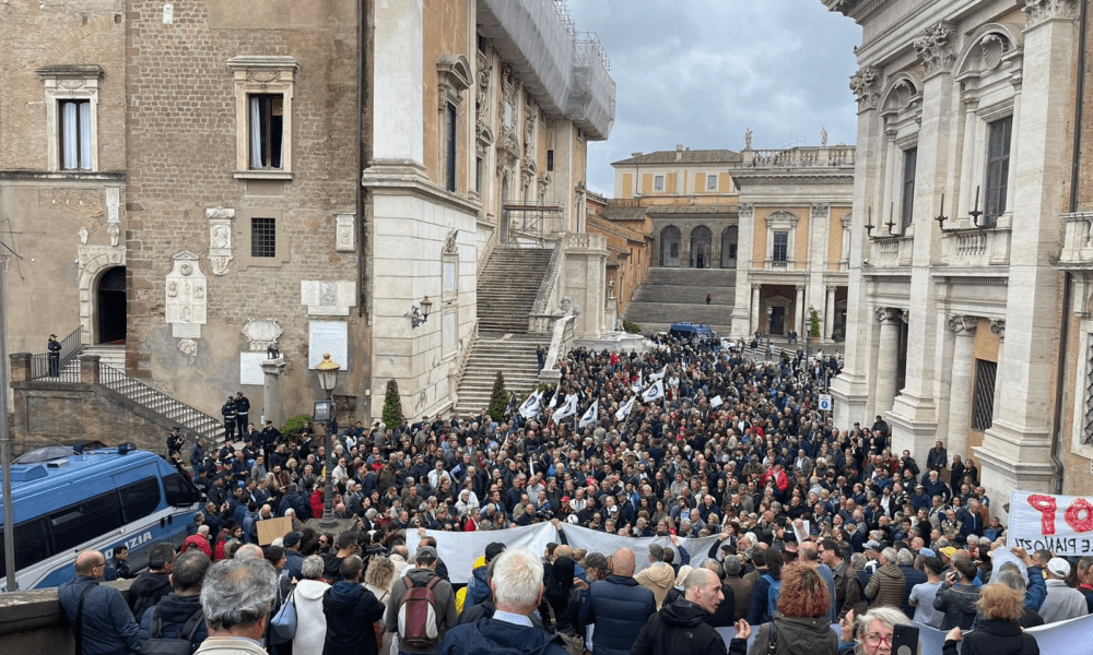 protesta a palazzo Senatorio contro la Ztl