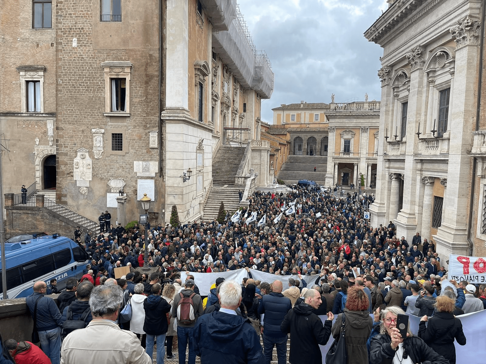 protesta a palazzo Senatorio contro la Ztl