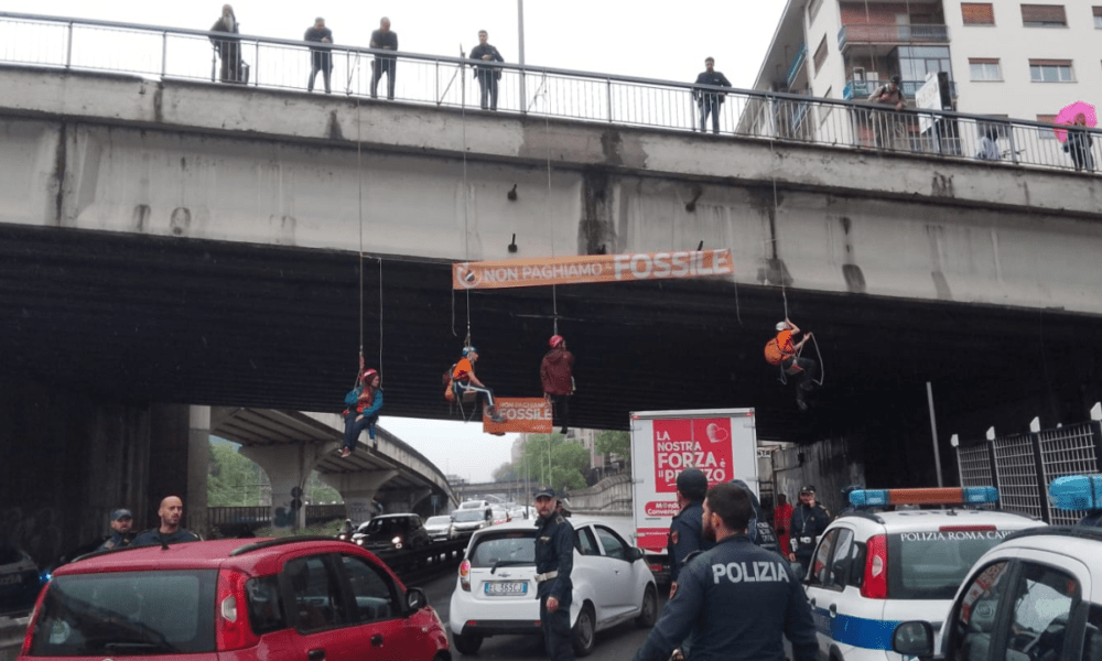 Protesta ultima generazione su via Salaria a Roma