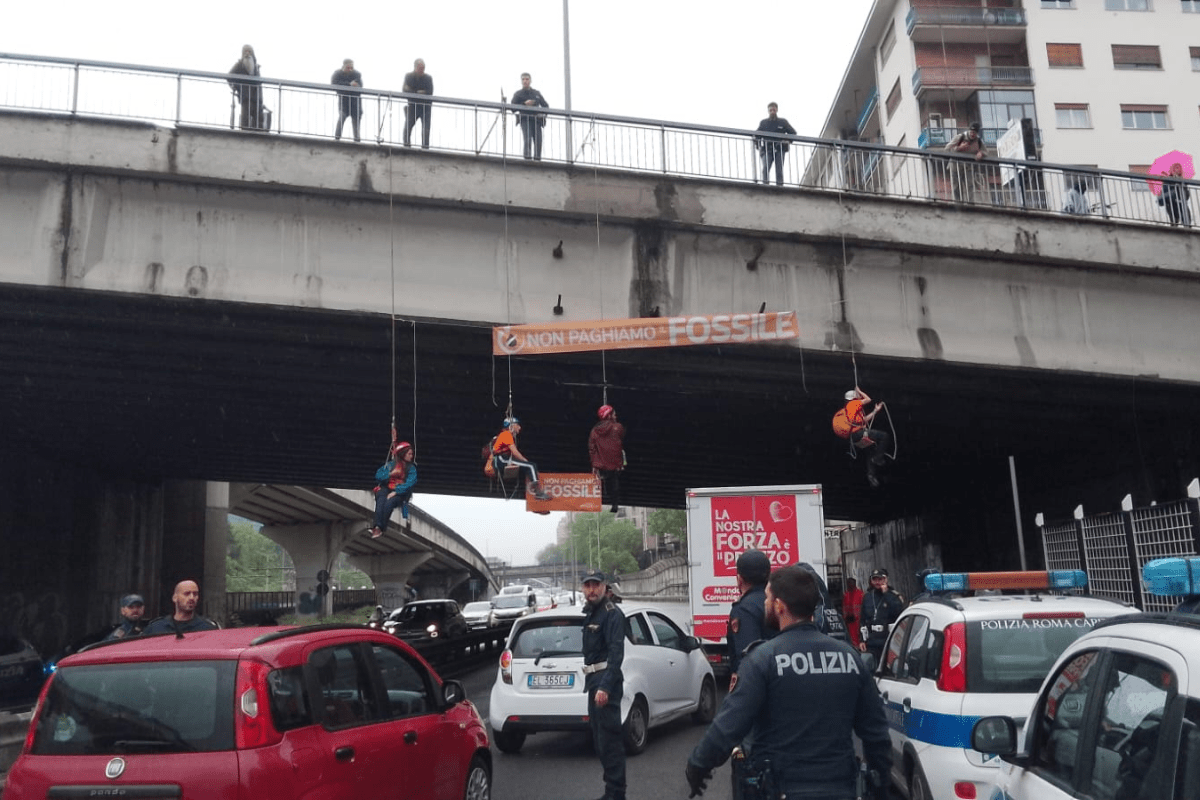 Protesta ultima generazione su via Salaria a Roma