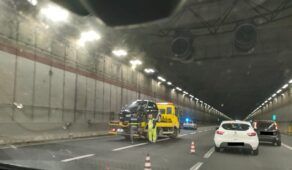 Incidente GRA, due auto si scontrano in galleria: traffico in tilt nella carreggiata interna