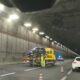 Incidente GRA, due auto si scontrano in galleria: traffico in tilt nella carreggiata interna