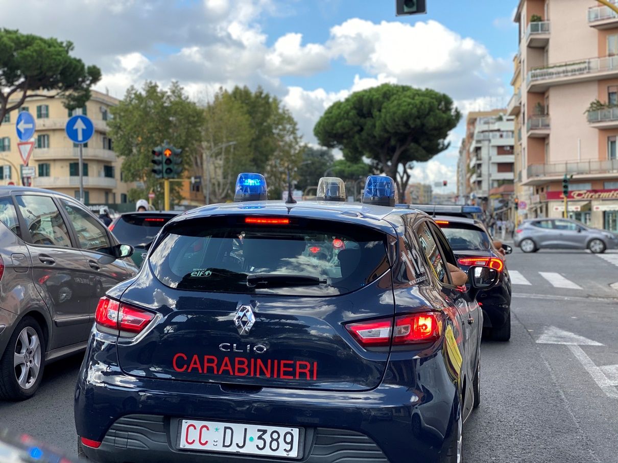 Avevano udito degli spari in pieno giorno così hanno allertato i carabinieri che a seguito delle indagini hanno arrestato quattro ragazzini