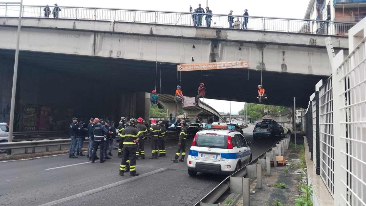 Si calano da un ponte a Roma, foglio di via obbligatorio per 4 attivisti di Ultima Generazione