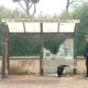 due ragazzini distruggono una pensilina a Tivoli