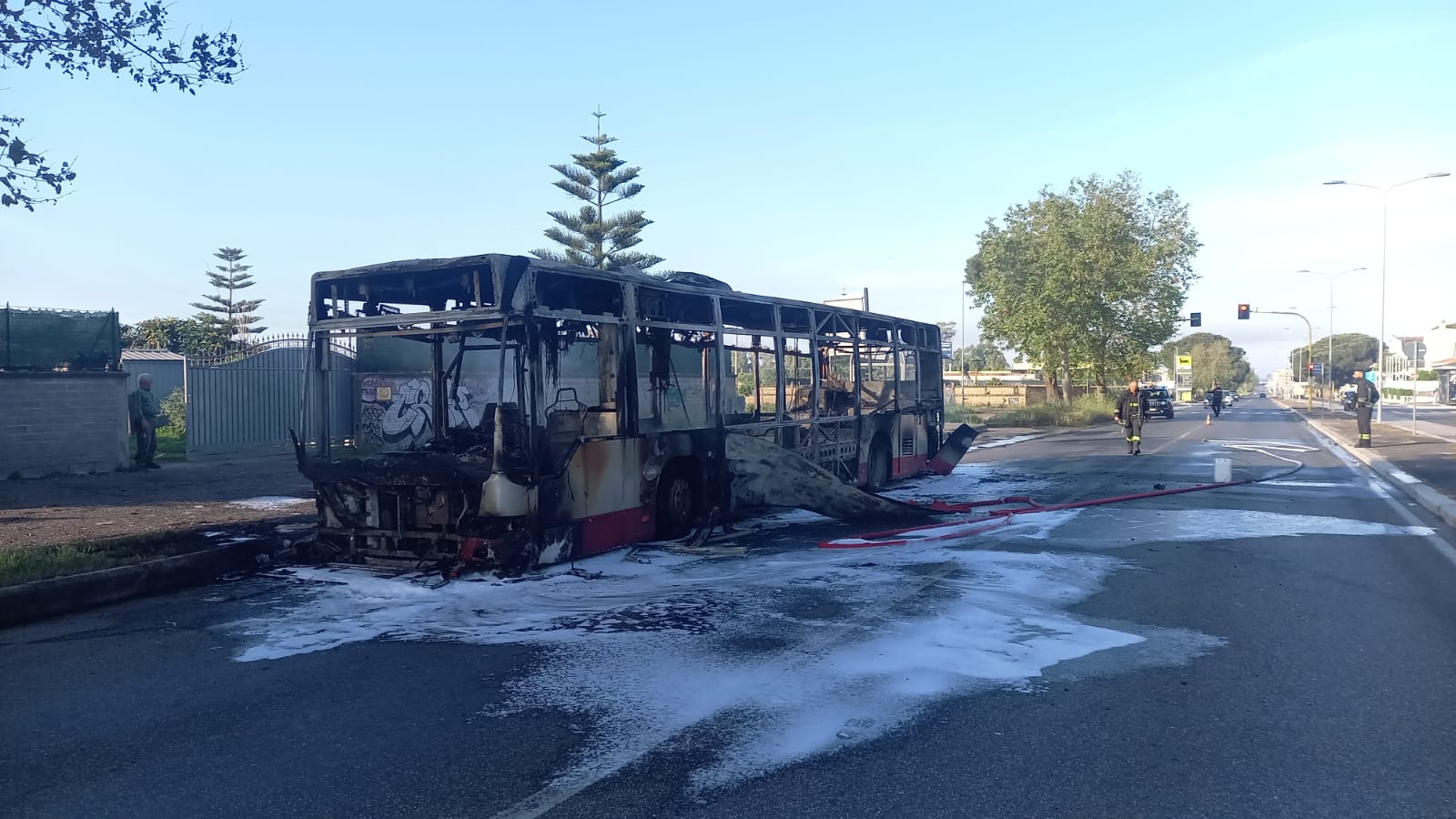 autobus a fuoco a Torvaianica in via Danimarca