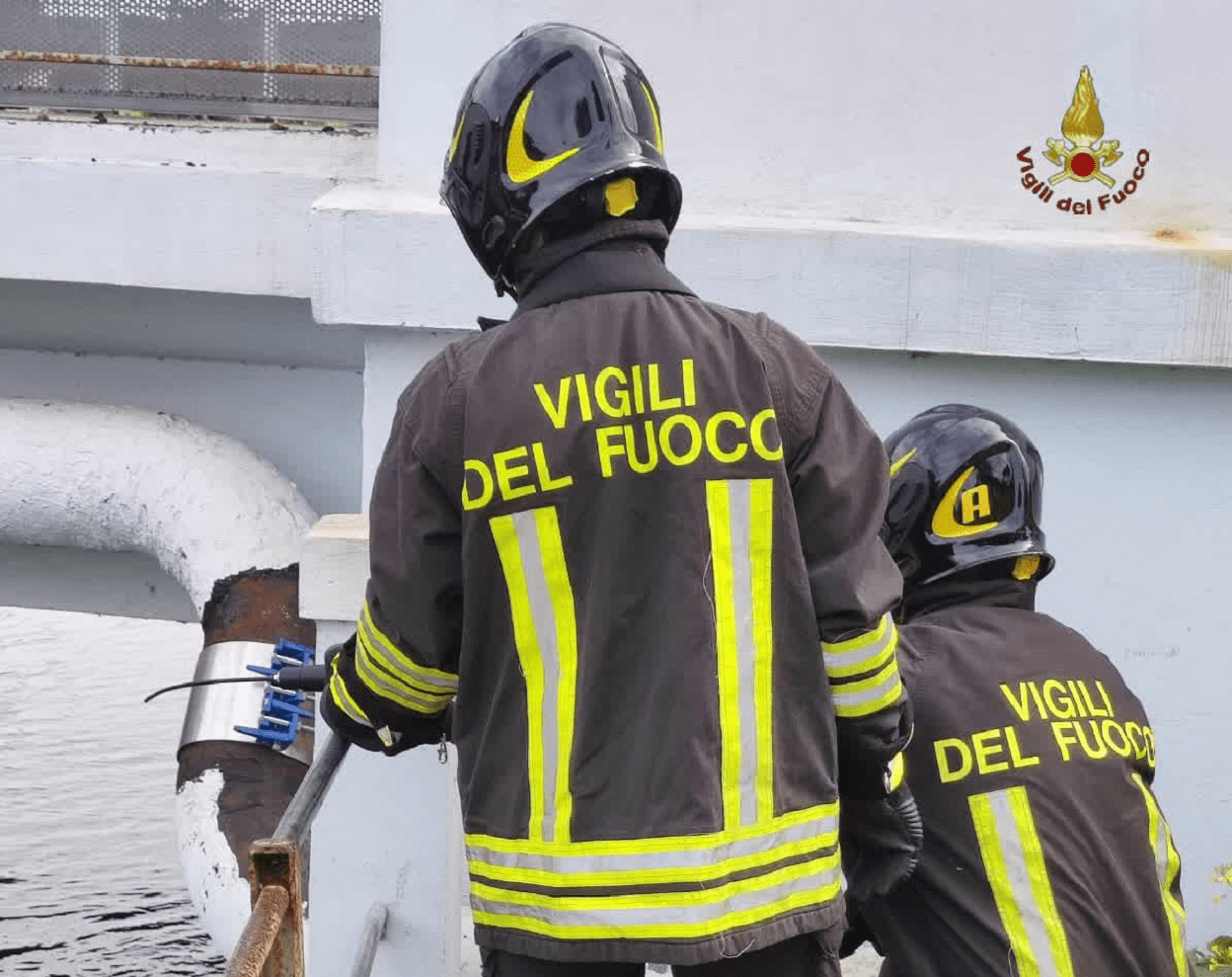 Vigili del Fuoco a lavoro per riparare tubazione del gas rotta a Ostia