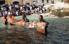 Attivisti a Fontana di Trevi