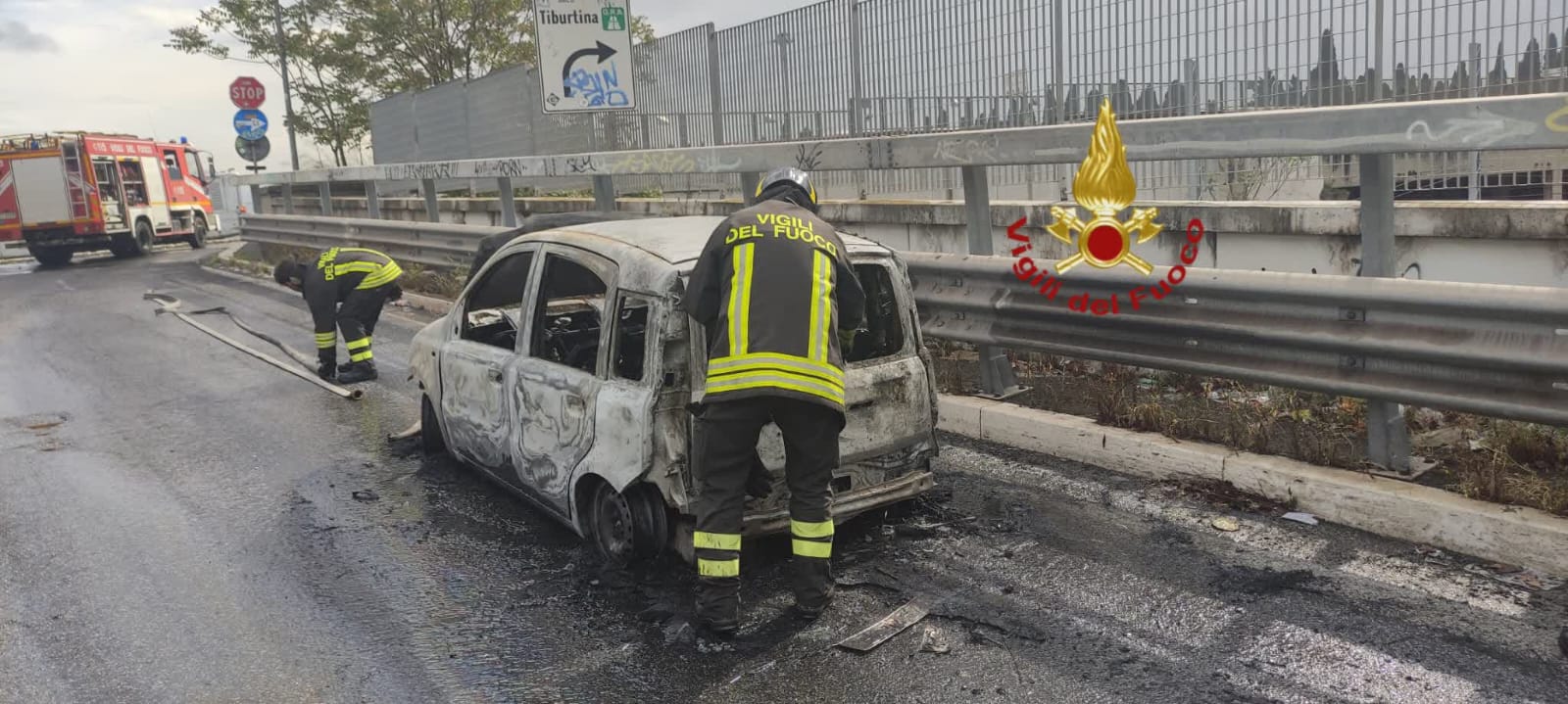 auto in fiamme alla stazione tiburtina