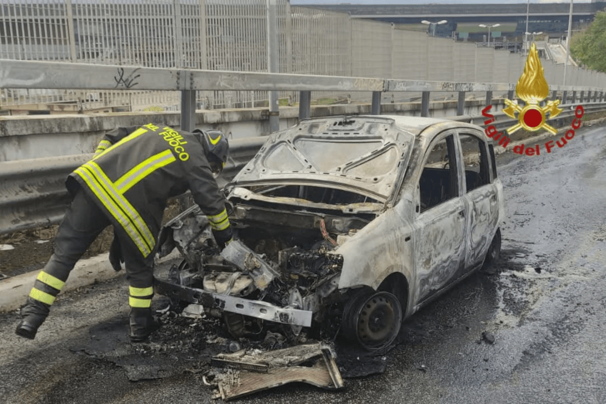 auto in fiamme sulla Tiburtina