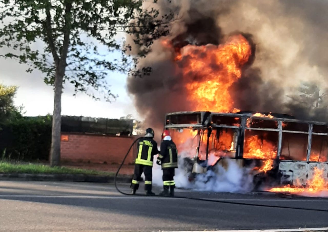 autobus a fuoco a Torvaianica in via Danimarca