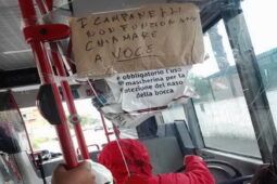 autobus con cartello 'fermata a voce'