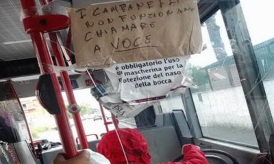 autobus con cartello 'fermata a voce'