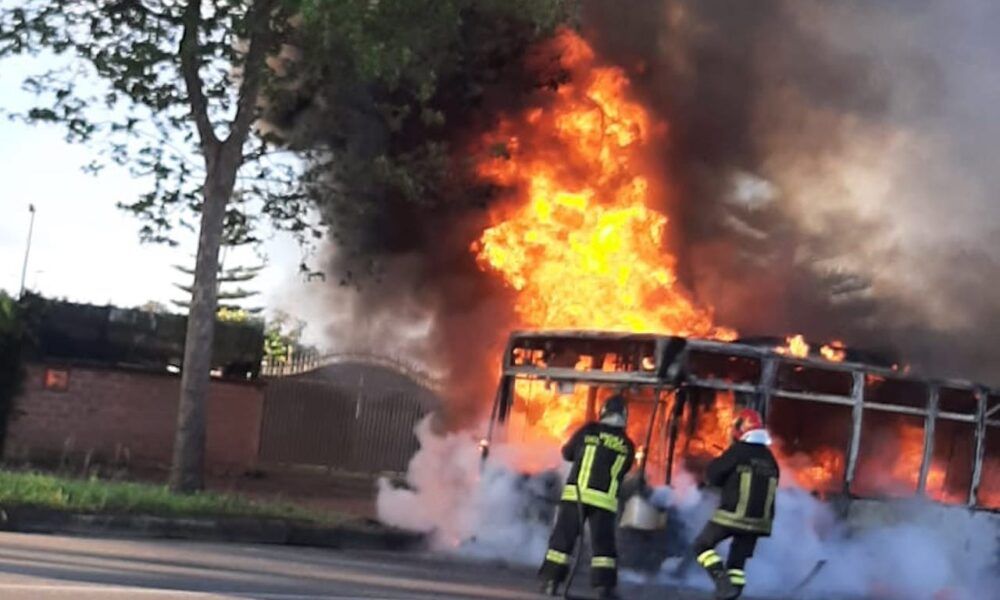 autobus a fuoco a Torvaianica in via Danimarca