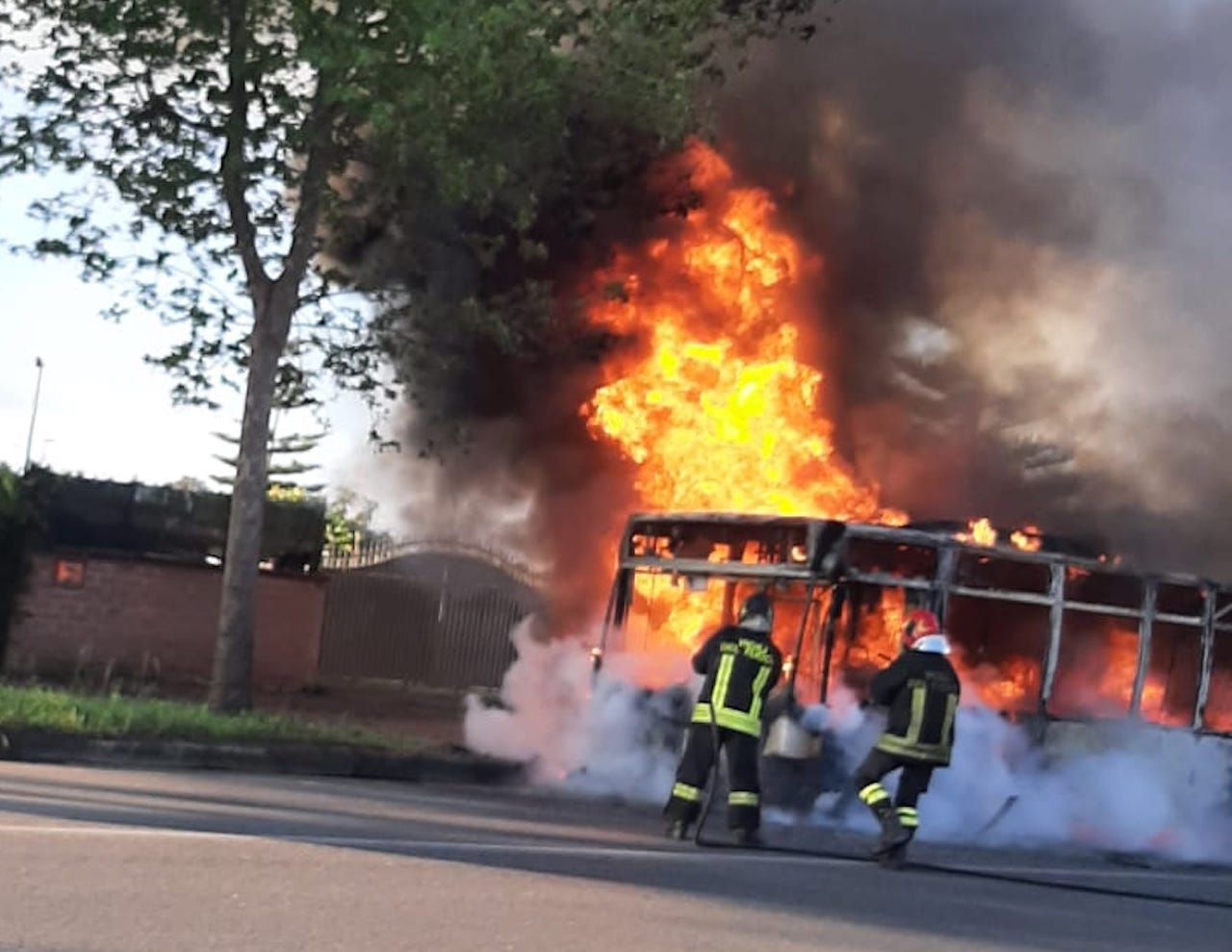 autobus a fuoco a Torvaianica in via Danimarca