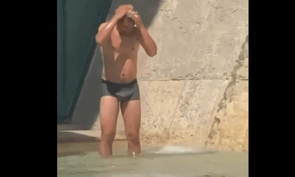 bagno nella fontana a Fiumicino