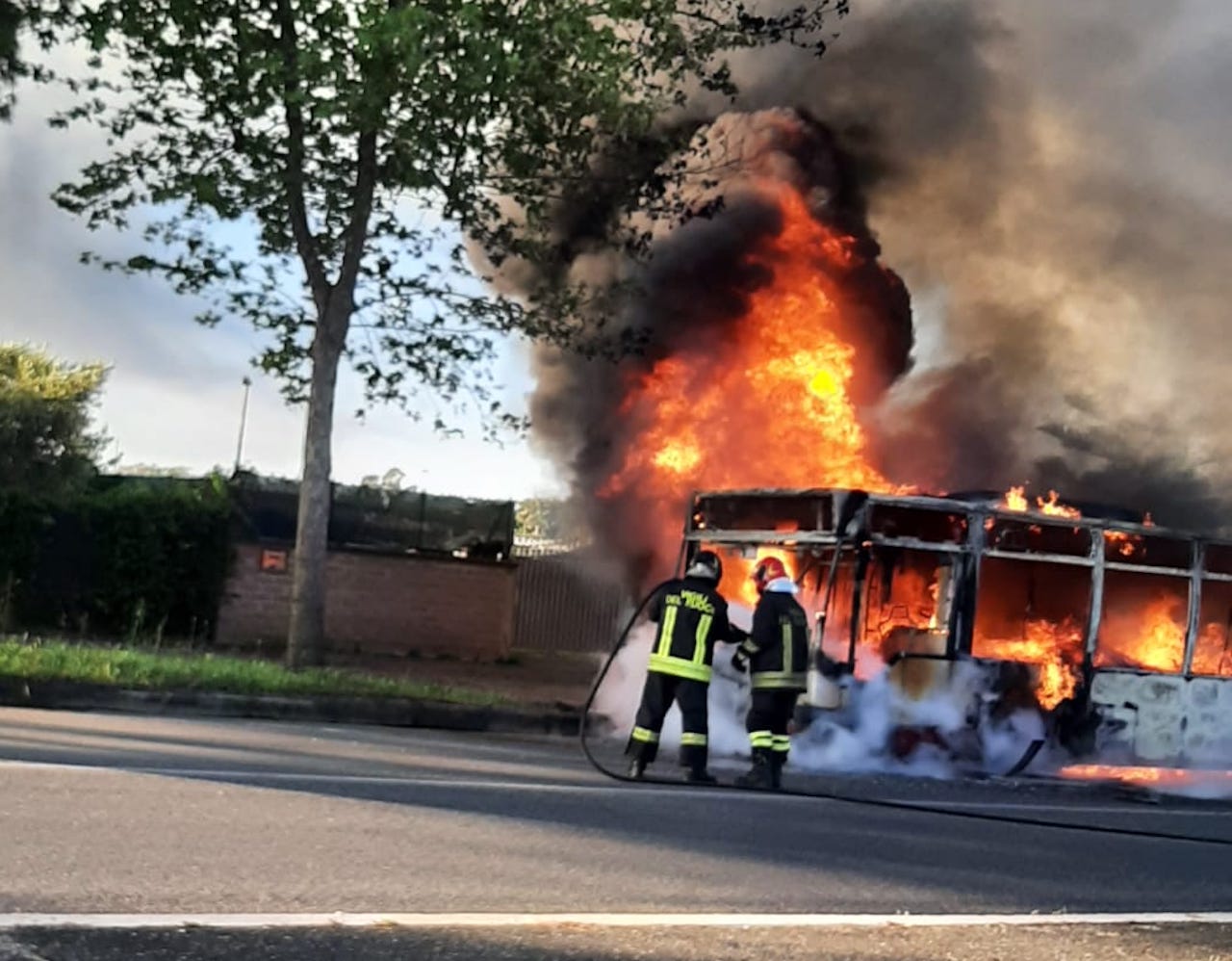 autobus a fuoco a Torvaianica in via Danimarca