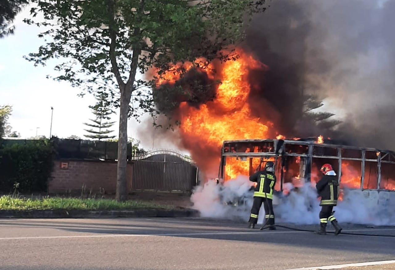autobus a fuoco a Torvaianica in via Danimarca