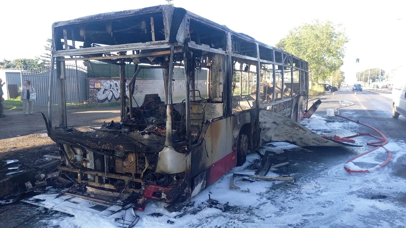 autobus a fuoco a Torvaianica in via Danimarca