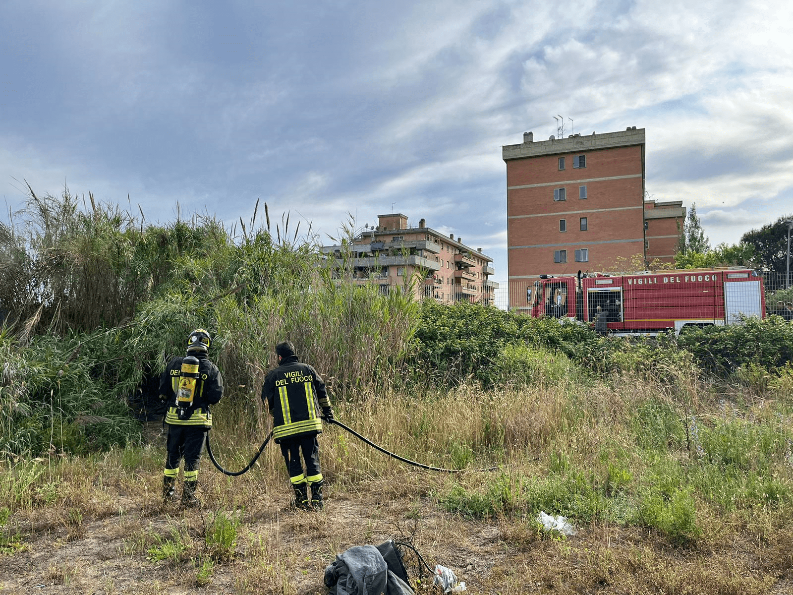 intervento vigili del fuoco per incendio Ostia Pineta Acque Rosse