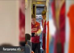 Pilota con la maglia della Roma in vista della finale di Europa League