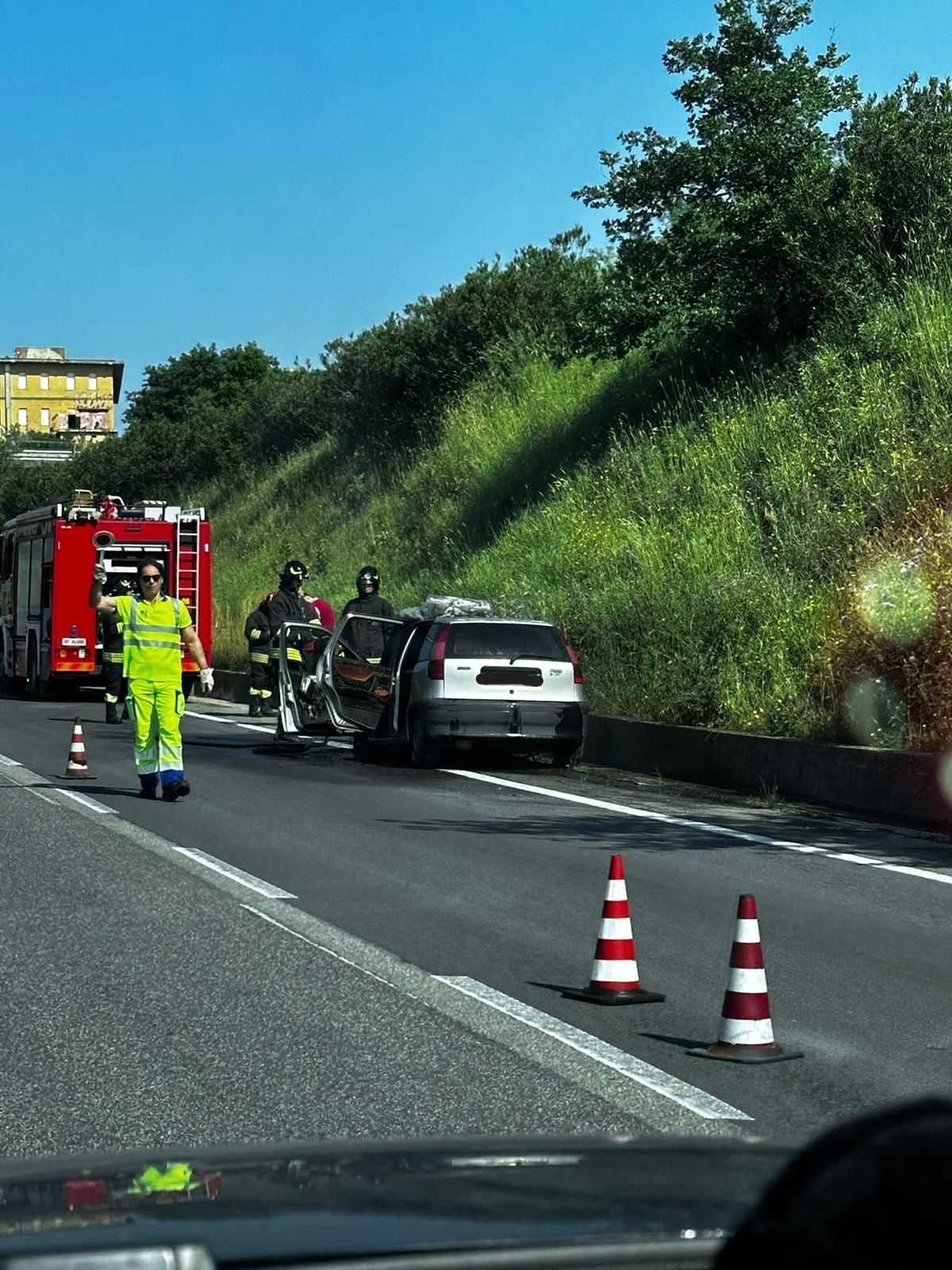 Auto a fuoco Pontina ad Ardea