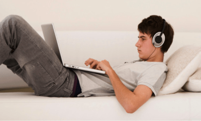 passare il tempo al computer