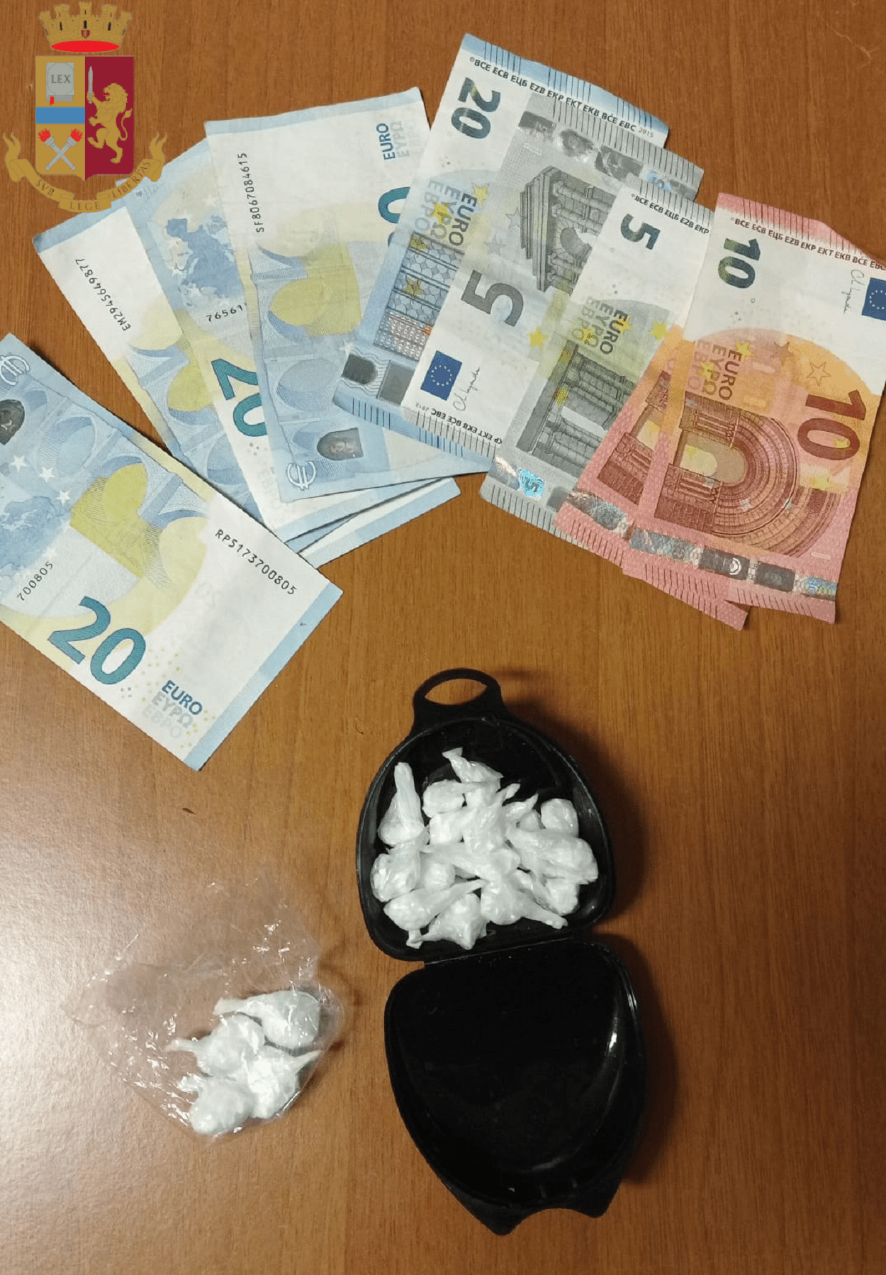 soldi e droga trovati dalla polizia