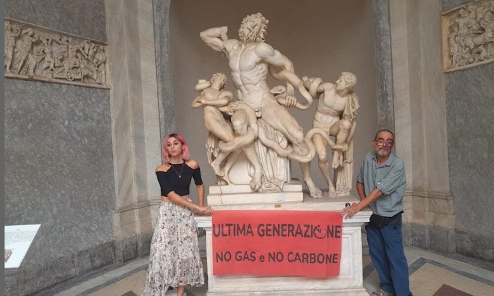 attivisti ultima generazione incollati al lacoonte musei vaticani