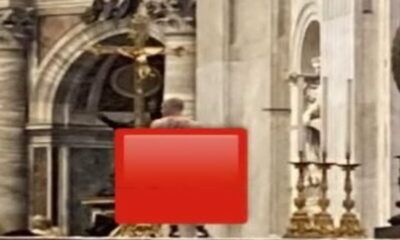 si denuda nella basilica di san pietro