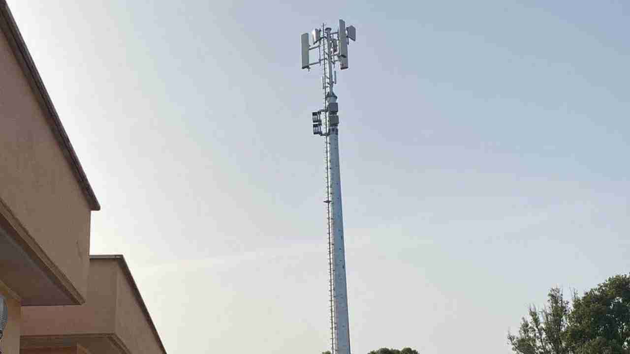 Antenna telefonica a Ostia Antica