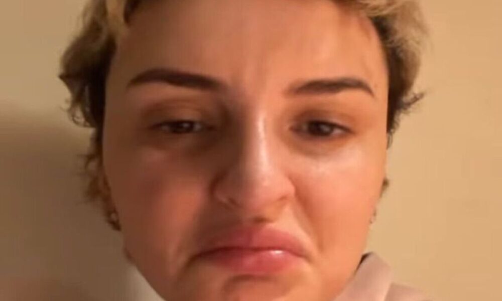 Arisa si sfoga con i fan: ‘Sono brutta e canto di m***a’ Arisa si sfoga con i fan: ‘Sono brutta e canto di m***a’