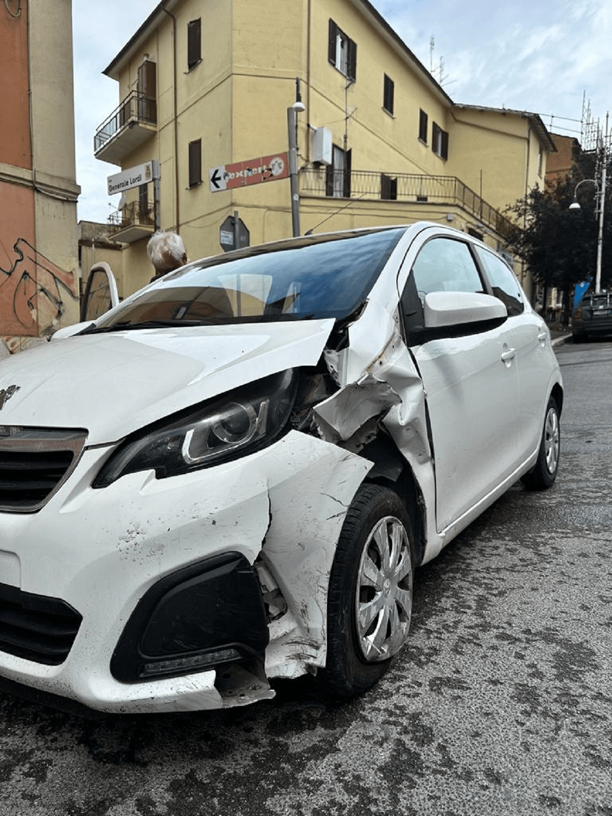 l'auto danneggiata