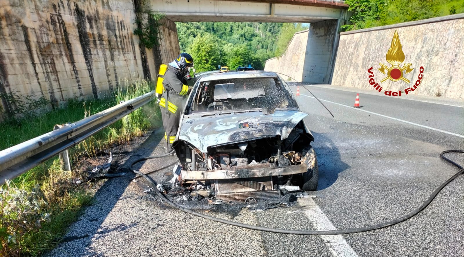 Auto in fiamme salaria