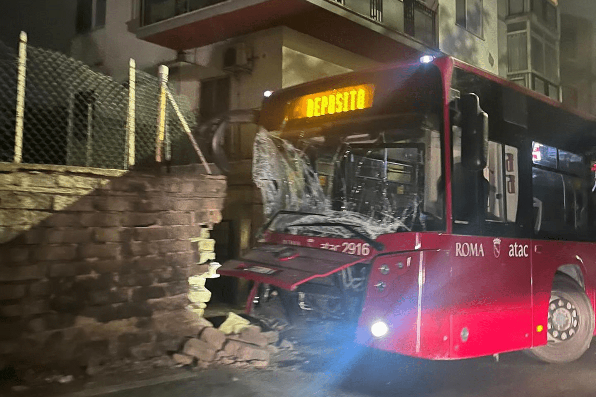 Autobus ATAC incidentato a Magliana