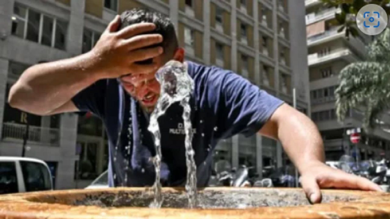 Roventi le temperature a cause dell'anticiclone africano Cerbero. Le fontane appaiono come una fonte preziosa di refrigerio