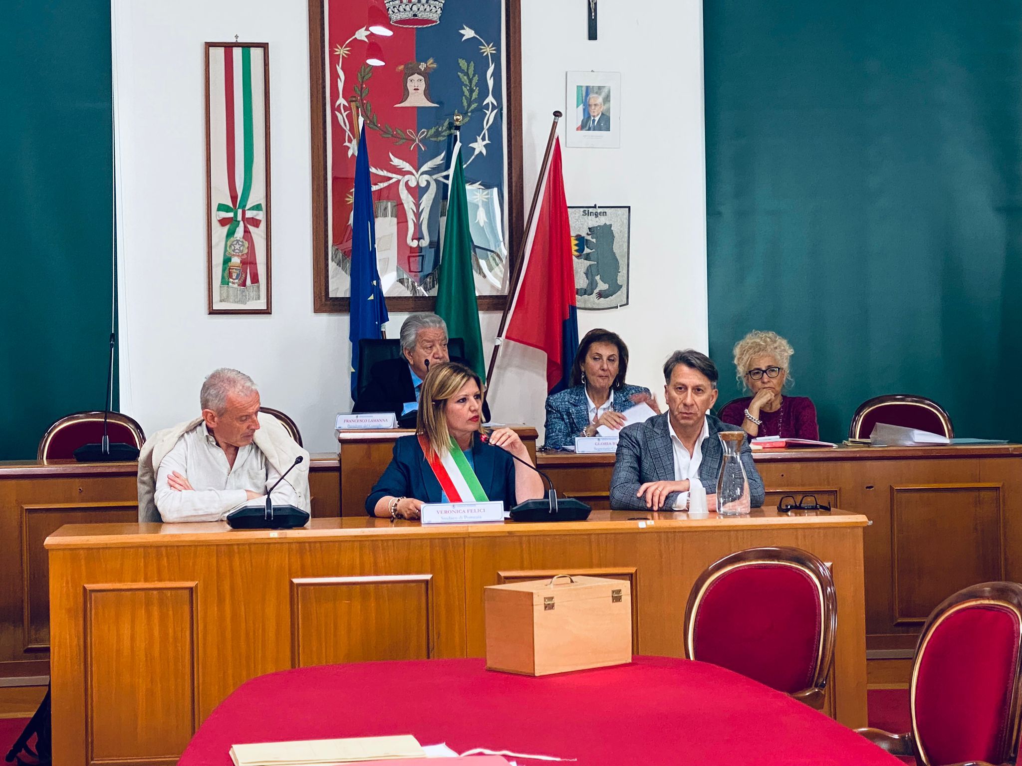 Pomezia, primo Consiglio Comunale “di fuoco”: opposizione subito all’attacco, nominati intanto i primi due Assessori