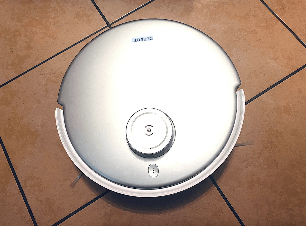 ECOVACS lancia DEEBOT T20 OMNI: aspira e lava, anche con l'acqua calda